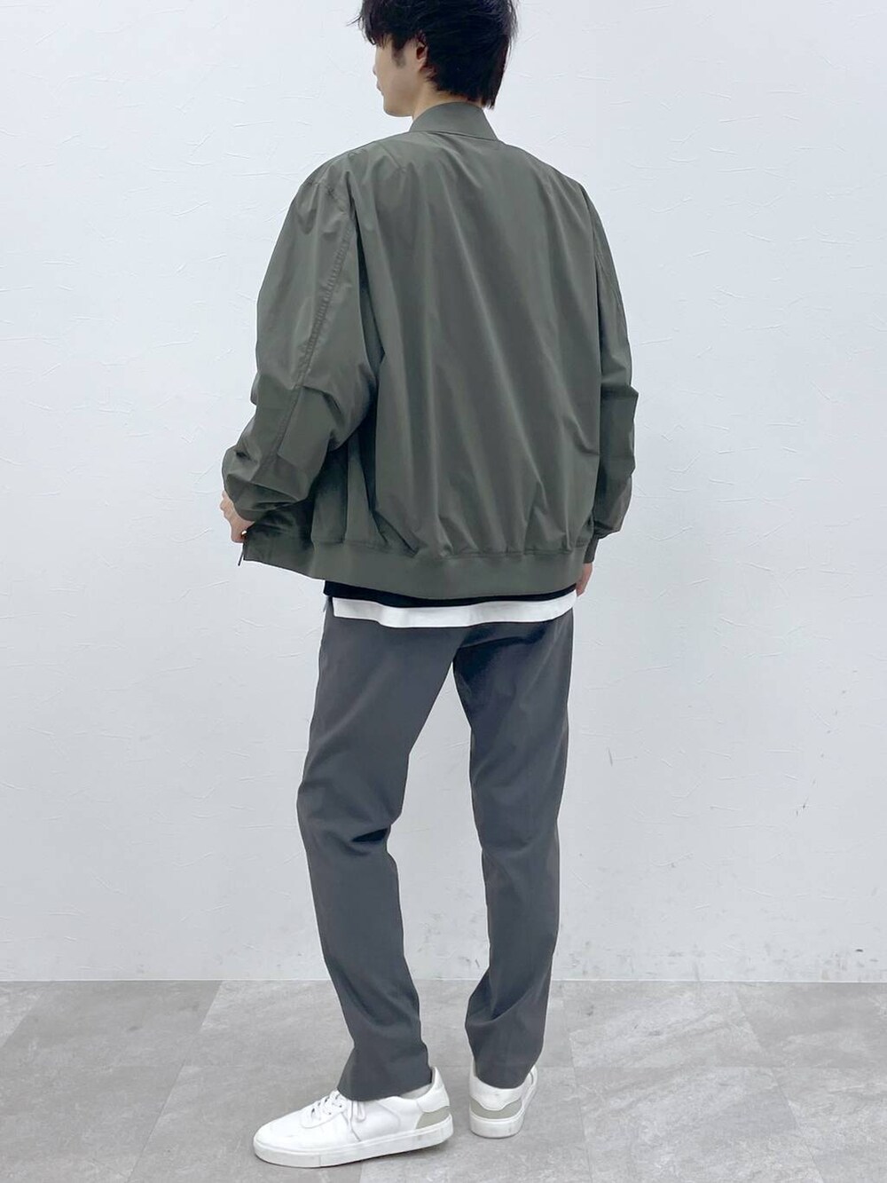 ブラック系のTシャツ/カットソー、グリーン系のMA-1、グレー系のその他パンツを着用したメンズの春コーディネートの3枚目の写真