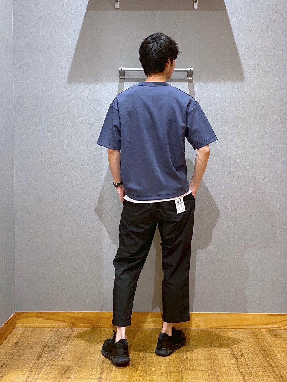 ブルー系のTシャツ/カットソー、ベージュ系のTシャツ/カットソー、ブラック系のスニーカーを着用したメンズの春コーディネートの3枚目の写真