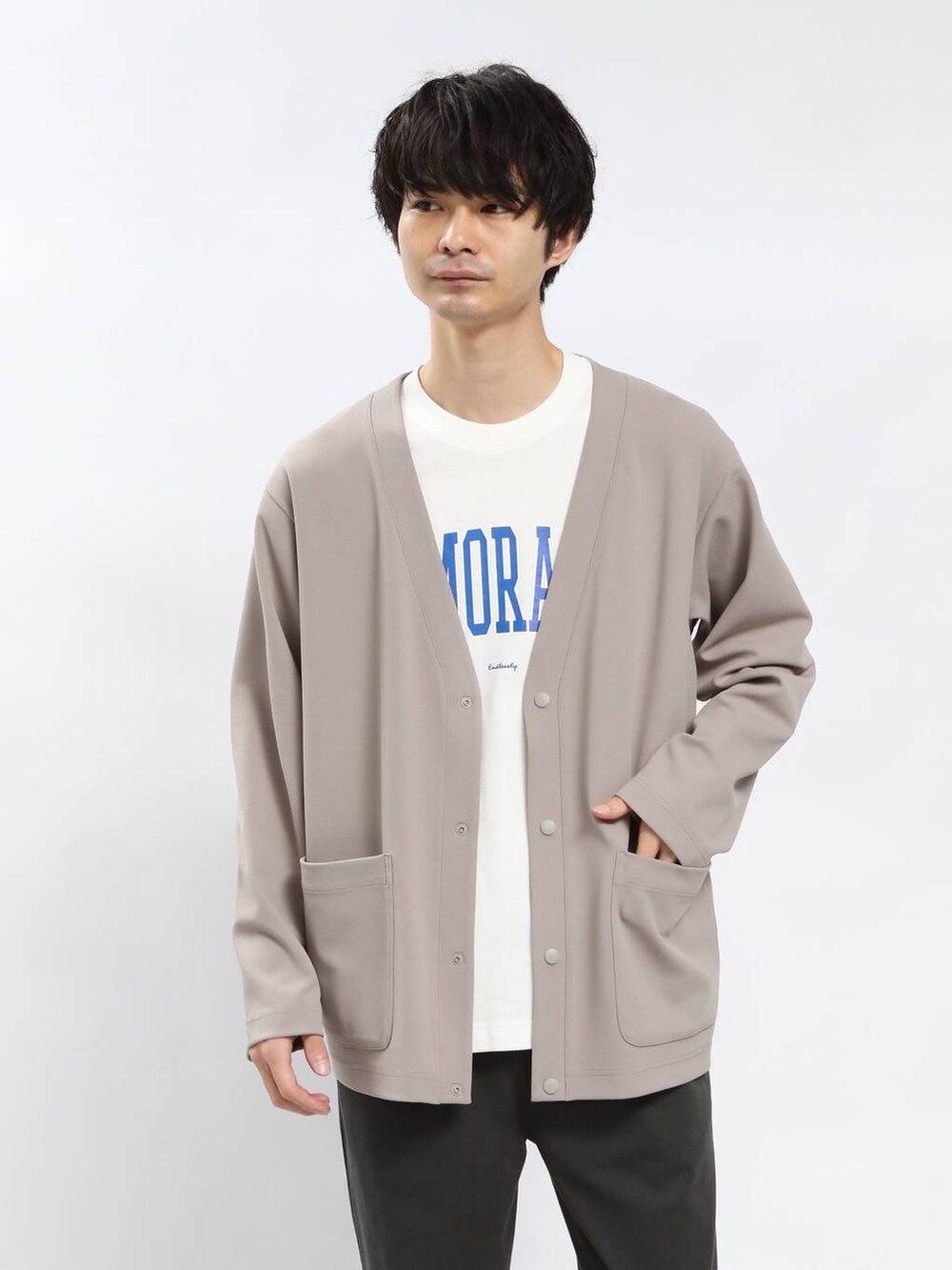 グリーン系のその他パンツ、ベージュ系のカーディガン/ボレロ、ホワイト系のTシャツ/カットソーを着用したメンズの春コーディネートの3枚目の写真