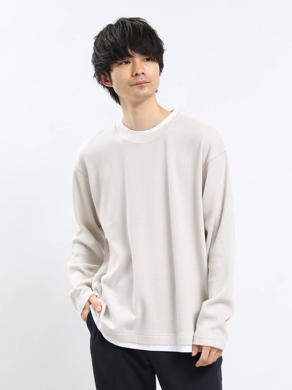 ブラック系のその他パンツ、ホワイト系のTシャツ/カットソーを着用したメンズの春コーディネートの3枚目の写真