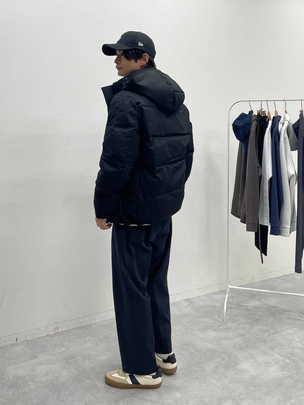 ブラック系のダウンジャケット/コート、ブルー系のデニムパンツ、ブラック系のシャツ/ブラウスを着用したメンズの冬コーディネートの3枚目の写真