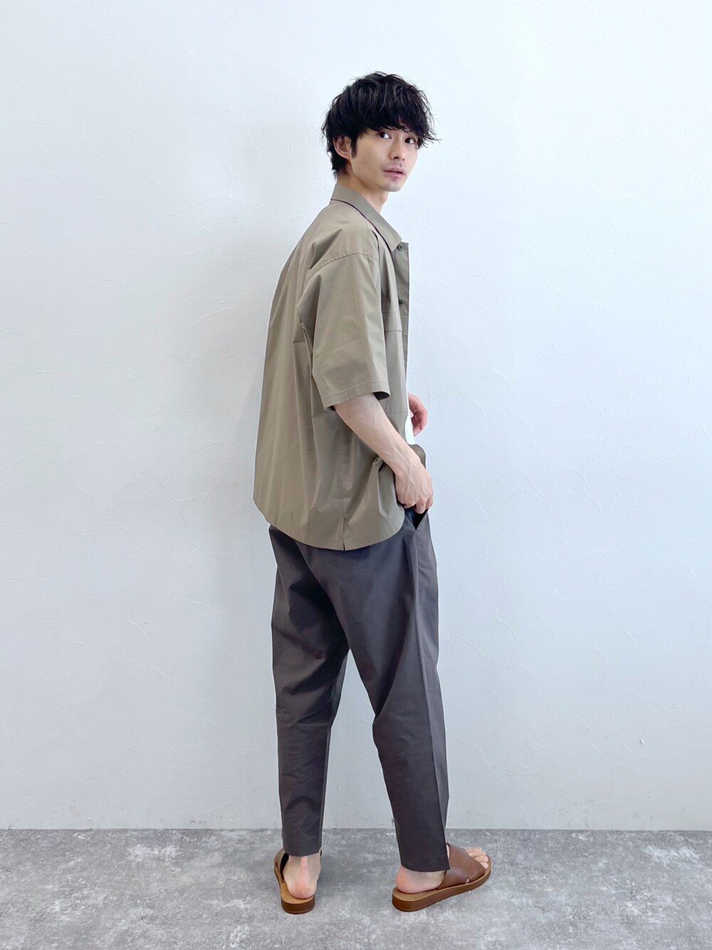 ブラウン系のその他パンツ、ブラウン系のサンダル、ホワイト系のTシャツ/カットソーを着用したメンズの夏コーディネートの3枚目の写真