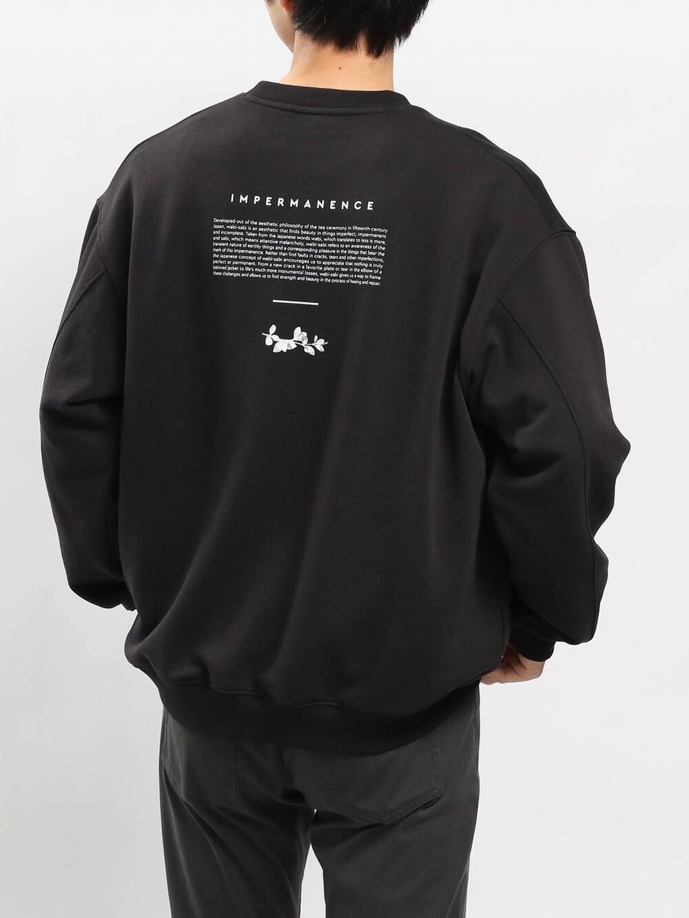 グレー系のその他パンツ、ブラック系のスウェットを着用したメンズの冬コーディネートの5枚目の写真