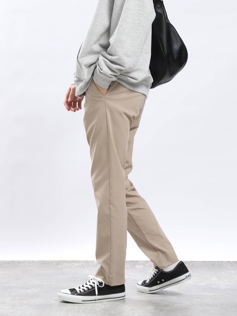 ベージュ系のその他パンツ、グレー系のTシャツ/カットソー、ブラック系のショルダーバッグを着用したメンズの春コーディネートの5枚目の写真