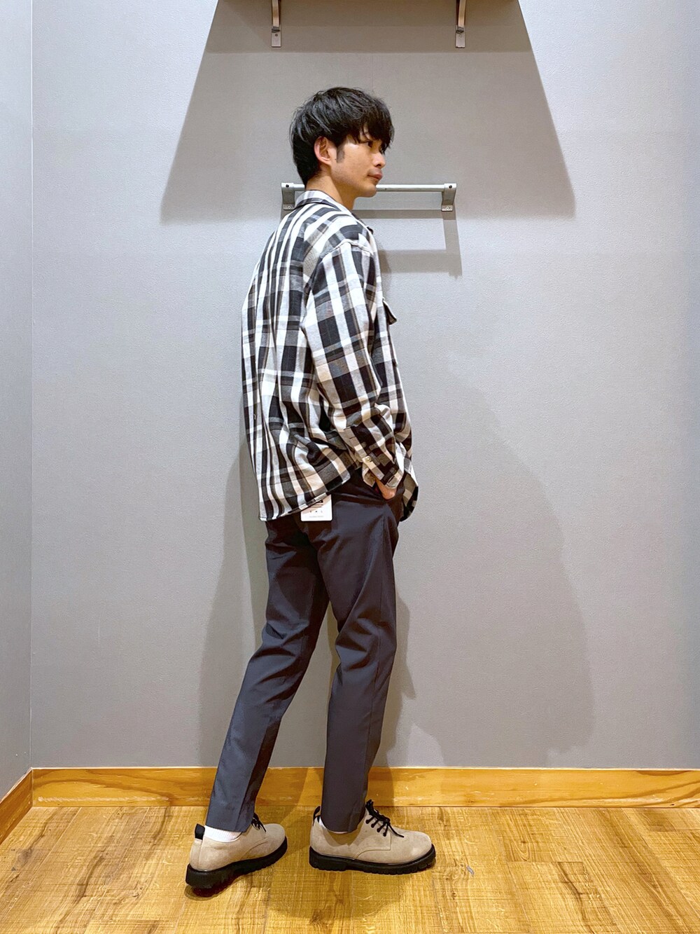 グレー系のその他パンツ、グリーン系のTシャツ/カットソー、グレー系のシャツ/ブラウスを着用したメンズの春コーディネートの2枚目の写真