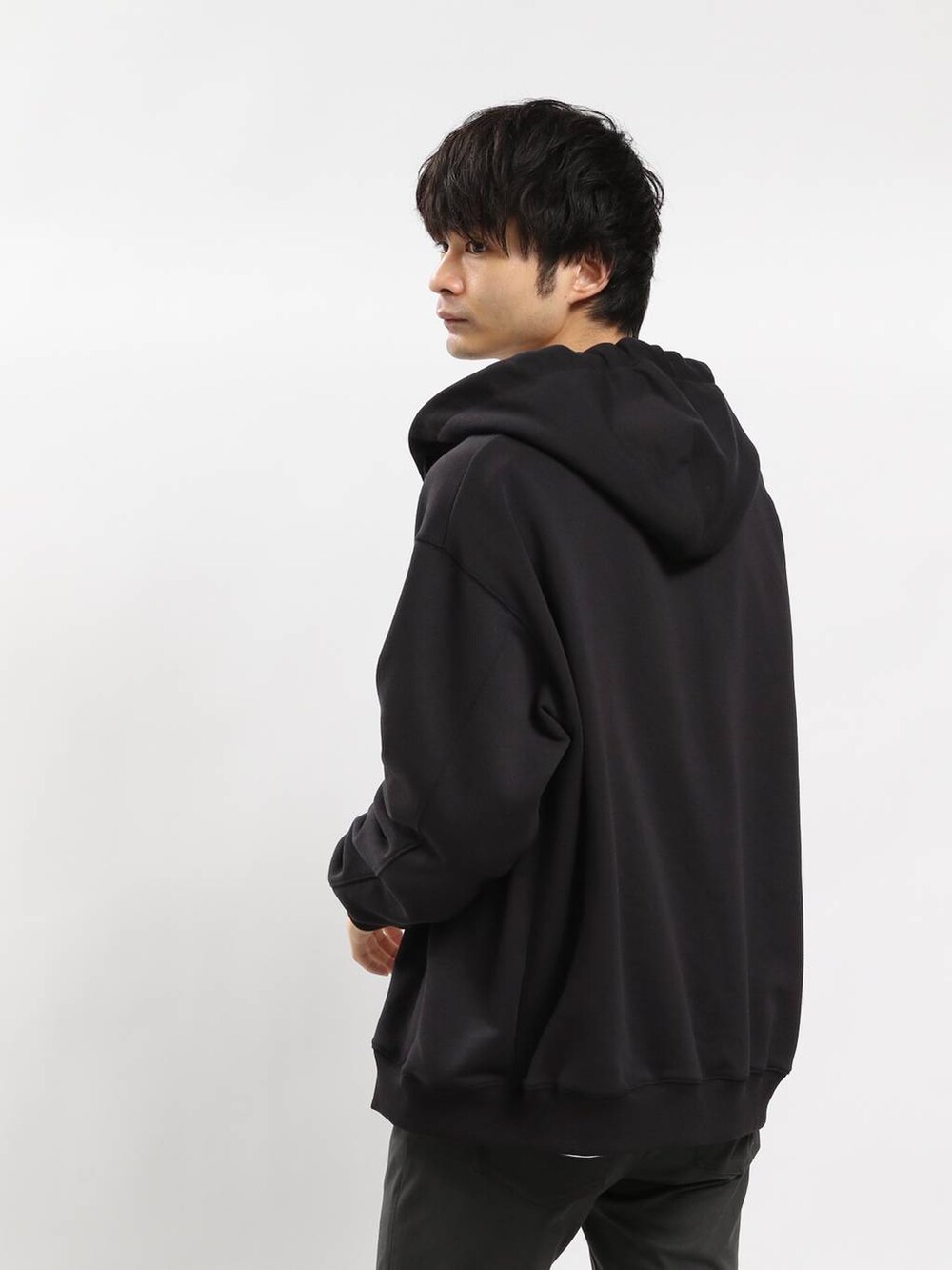 グレー系のその他パンツ、ホワイト系のTシャツ/カットソー、ブラック系のパーカーを着用したメンズの冬コーディネートの5枚目の写真