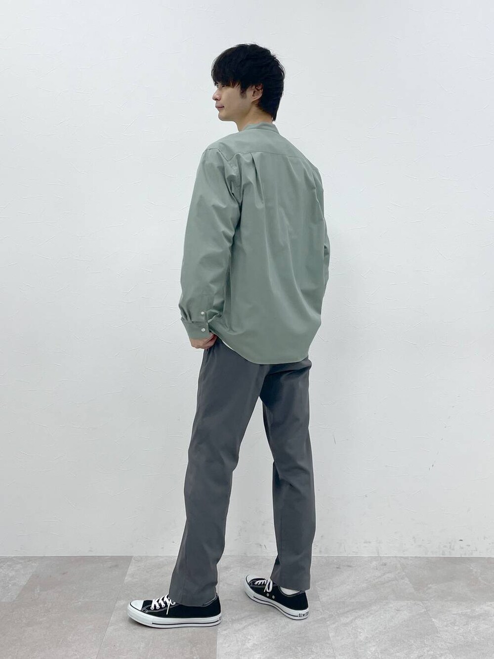 グリーン系のシャツ/ブラウス、グレー系のその他パンツを着用したメンズの春コーディネートの2枚目の写真