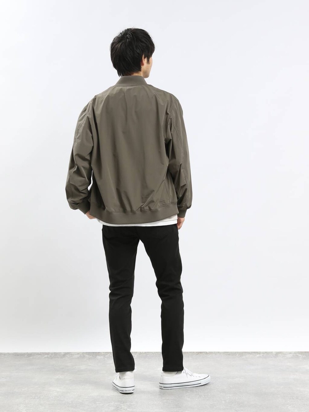 ブラック系のその他パンツ、グリーン系のMA-1、ホワイト系のTシャツ/カットソーを着用したメンズの冬コーディネートの2枚目の写真