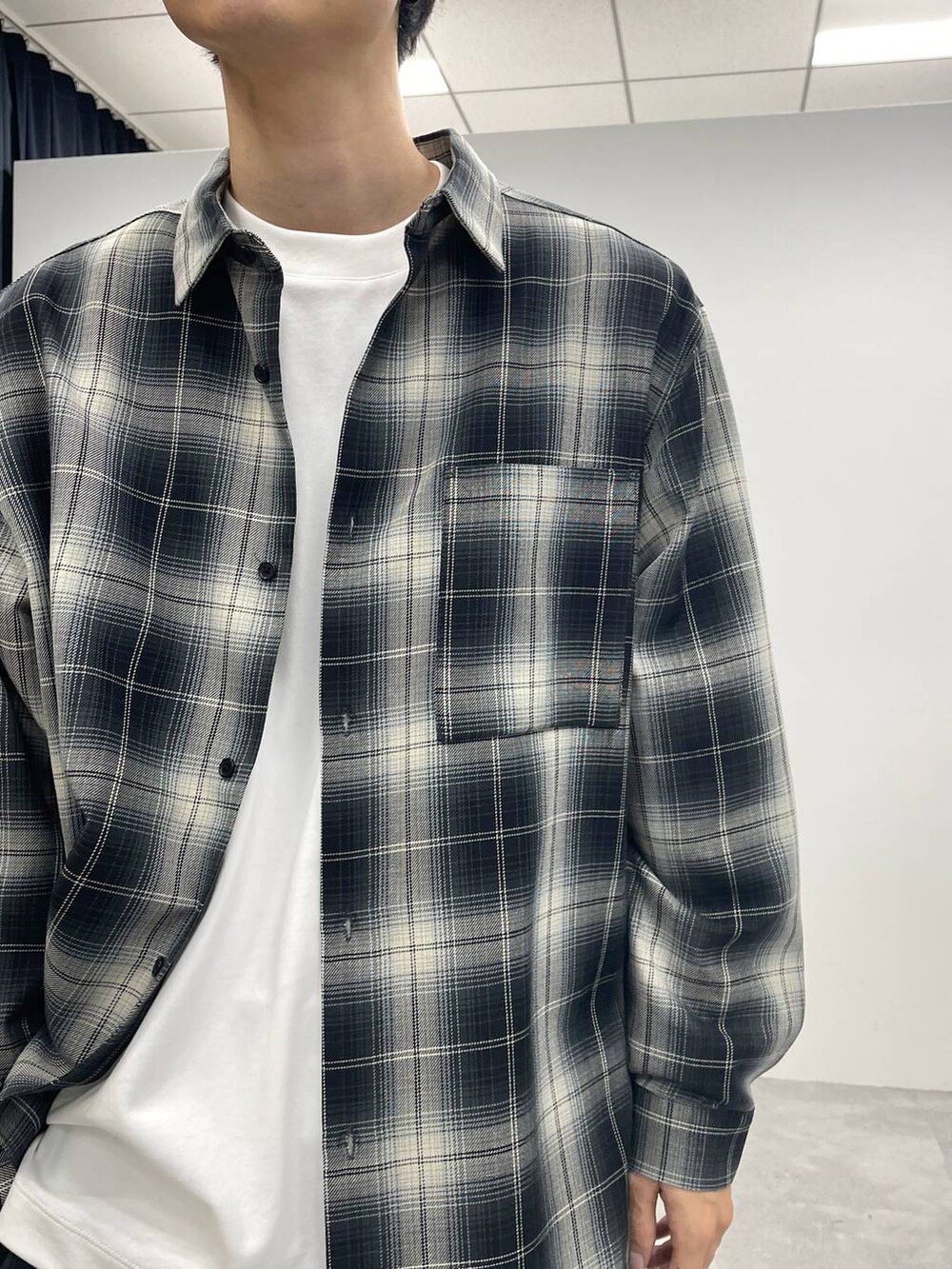 ブラック系のその他パンツ、ブラック系のシャツ/ブラウス、ホワイト系のTシャツ/カットソーを着用したメンズの秋コーディネートの3枚目の写真