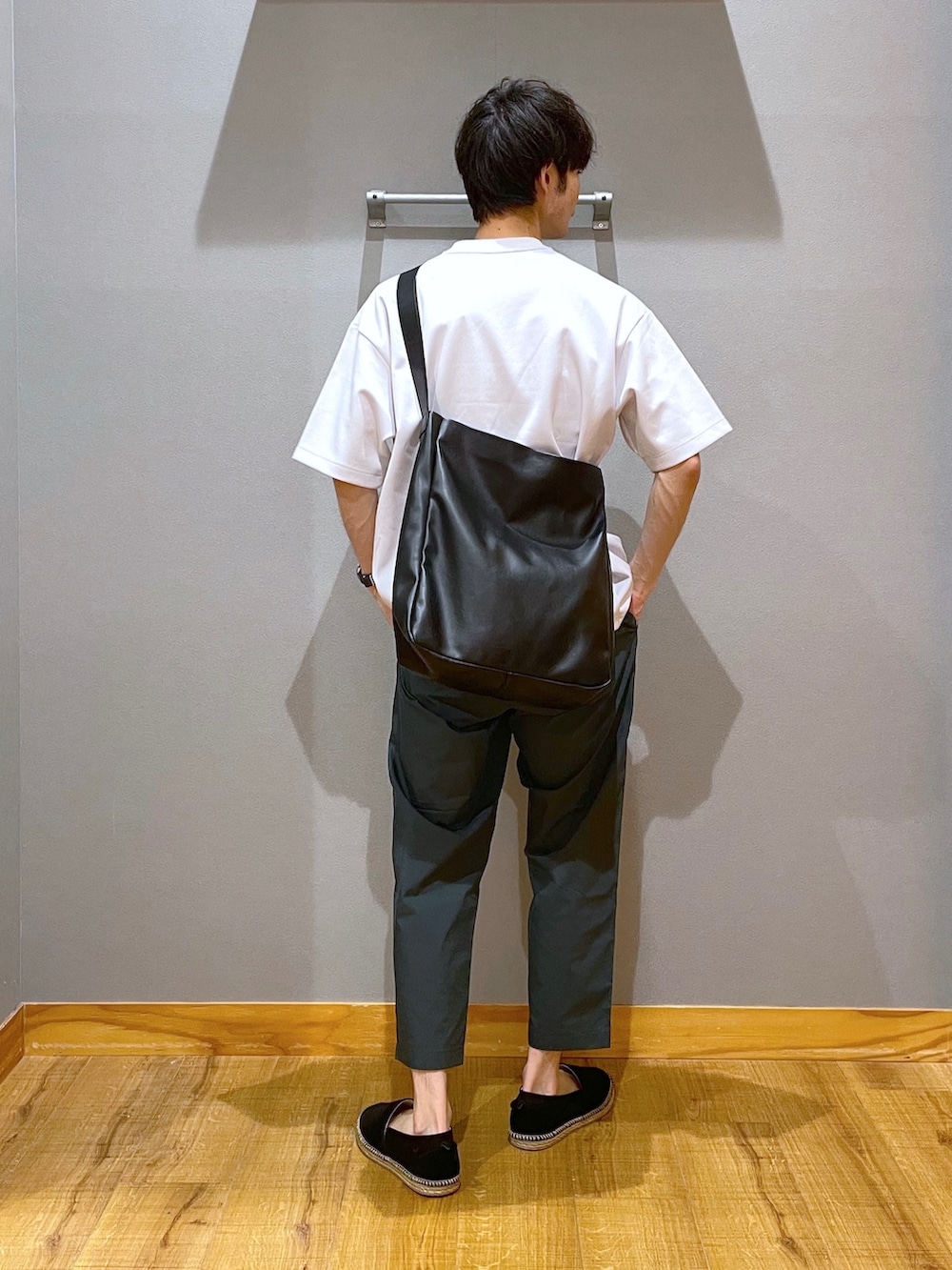 グリーン系のその他パンツ、ブラック系のスリッポン、ホワイト系のTシャツ/カットソーを着用したメンズの夏コーディネートの3枚目の写真