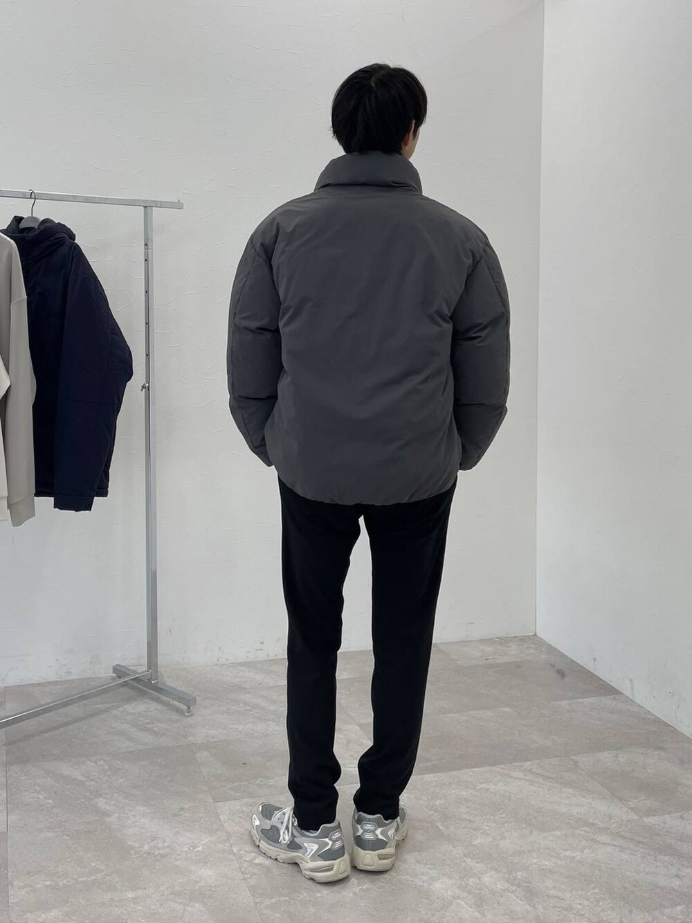 グレー系のブルゾン、グリーン系のスウェット、ブラック系のその他パンツを着用したメンズの冬コーディネートの4枚目の写真