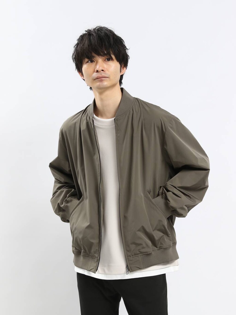 ブラック系のその他パンツ、グリーン系のMA-1、ホワイト系のTシャツ/カットソーを着用したメンズの冬コーディネートの4枚目の写真