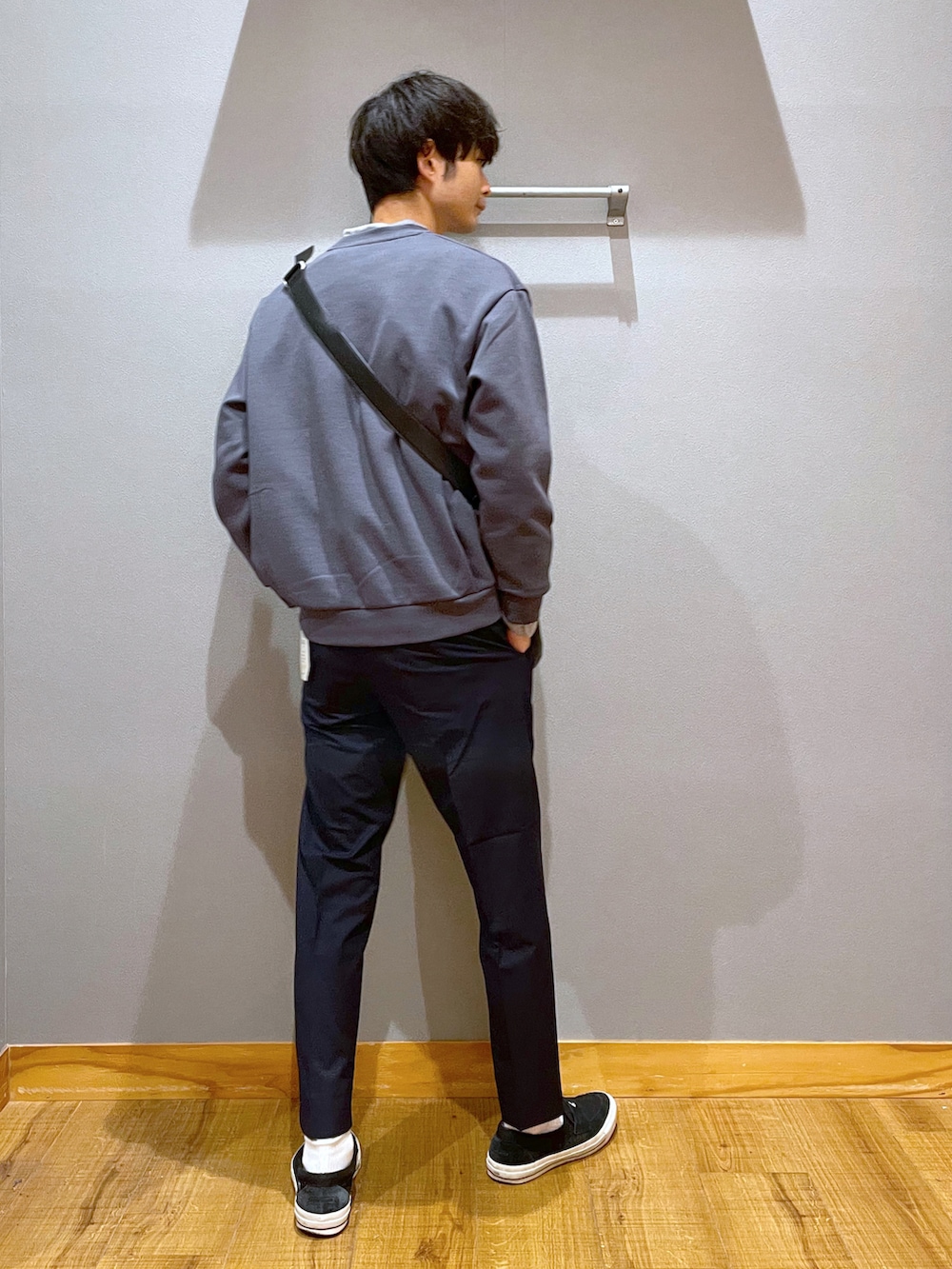 ブルー系のスラックス、グレー系のショルダーバッグ、グレー系のスウェットを着用したメンズの春コーディネートの3枚目の写真