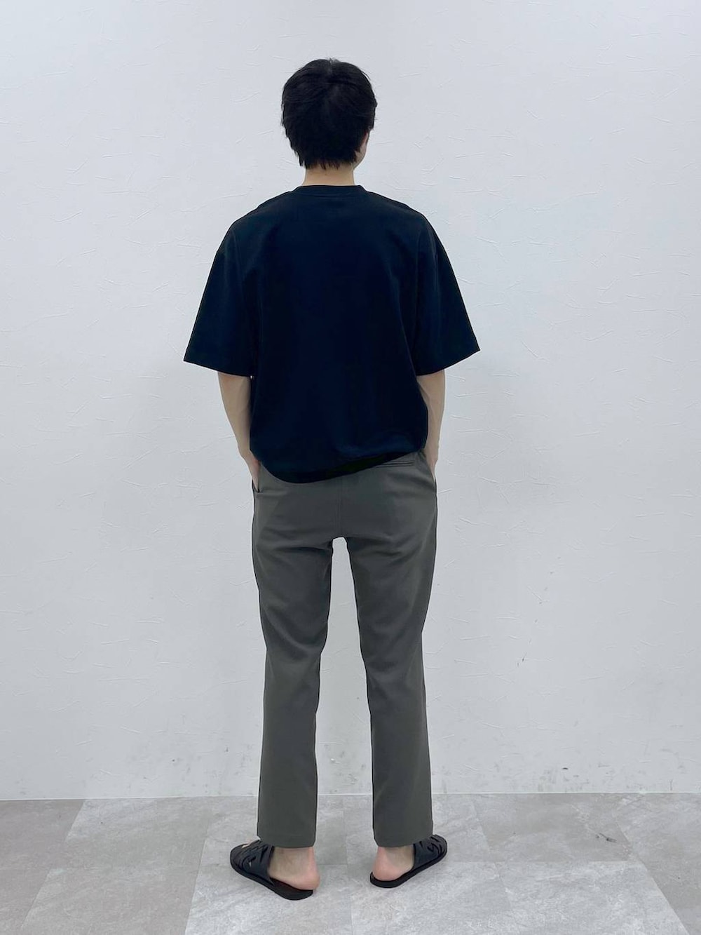 ブラック系のTシャツ/カットソー、グレー系のその他パンツを着用したメンズの春コーディネートの2枚目の写真