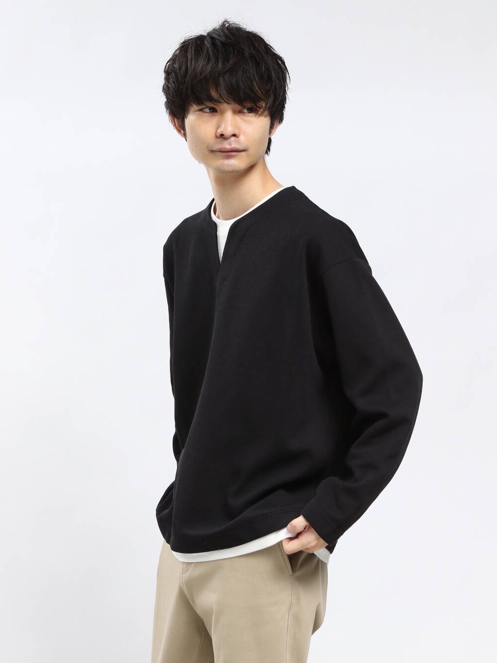 ベージュ系のその他パンツ、ブラック系のショルダーバッグ、ブラック系のTシャツ/カットソーを着用したメンズの春コーディネートの3枚目の写真