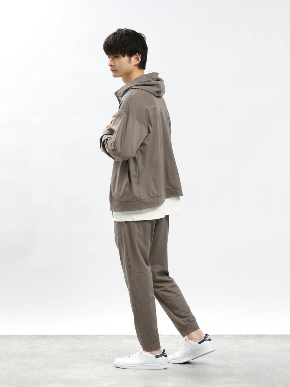 グレー系のその他パンツ、グレー系のパーカーを着用したメンズの春コーディネートの2枚目の写真