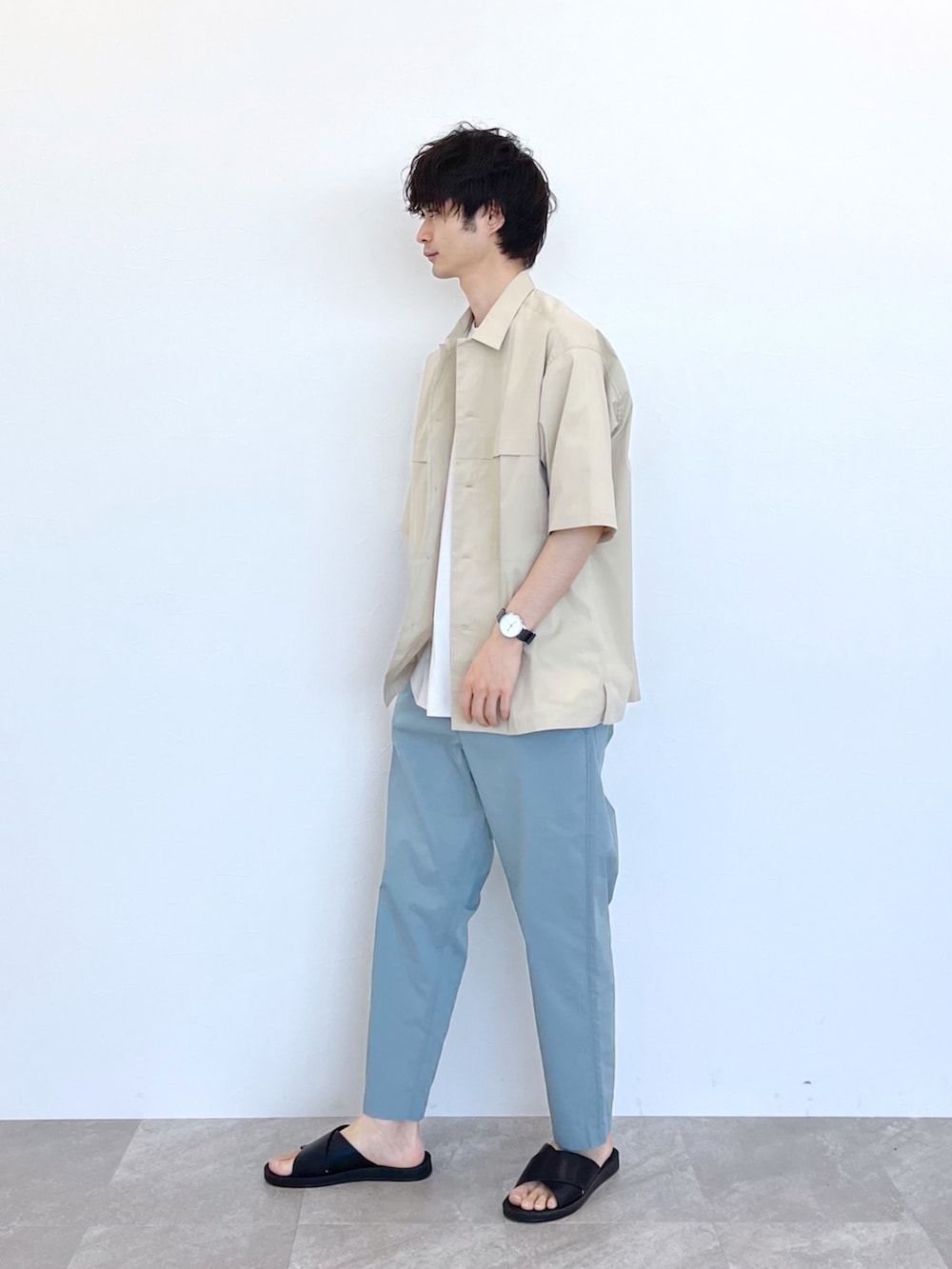 ブラック系のサンダル、ブルー系のその他パンツ、ベージュ系のシャツ/ブラウスを着用したメンズの夏コーディネートの2枚目の写真