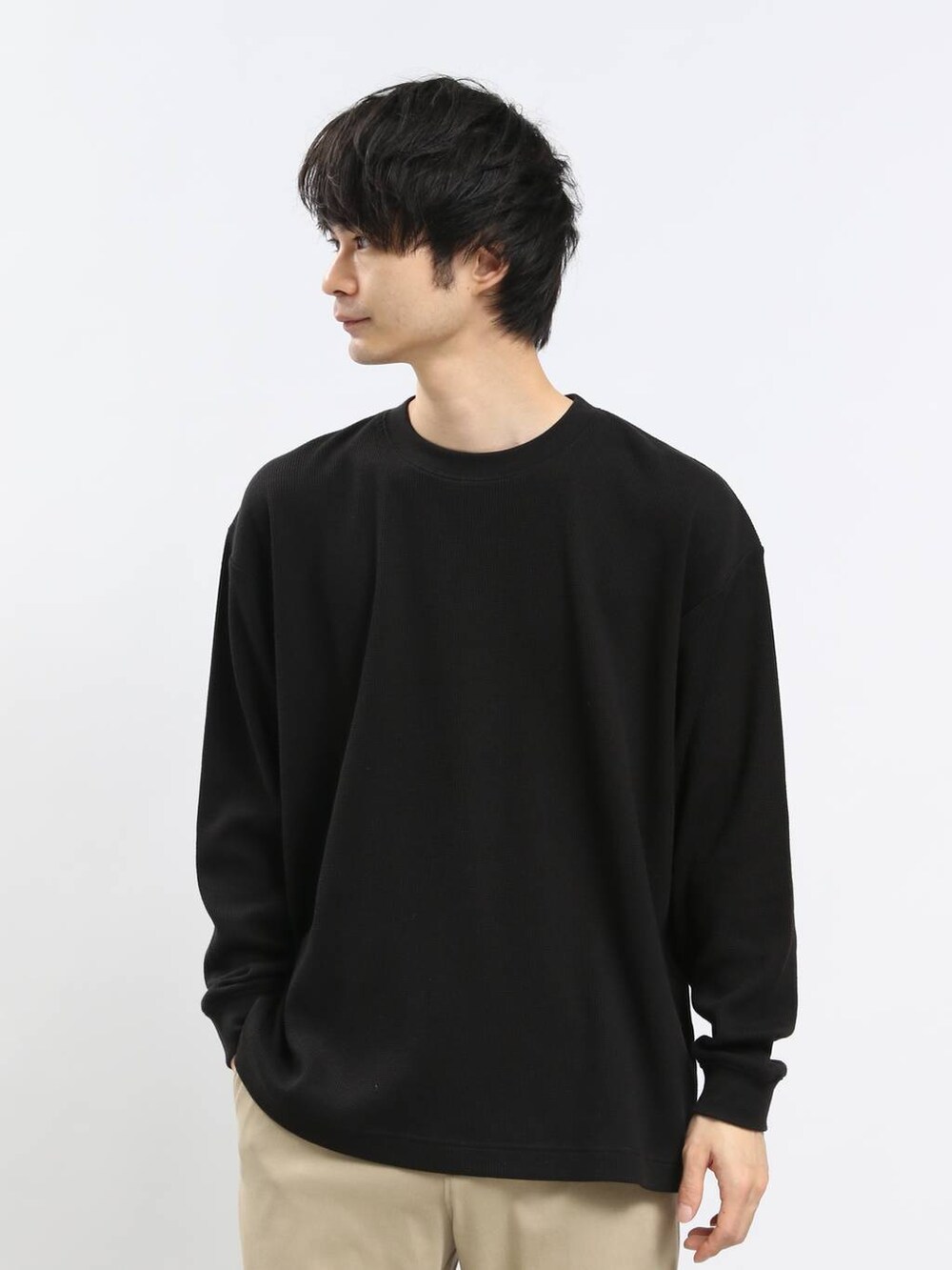 ブラック系のその他パンツ、グレー系のパーカー、ブラック系のTシャツ/カットソーを着用したメンズの春コーディネートの5枚目の写真