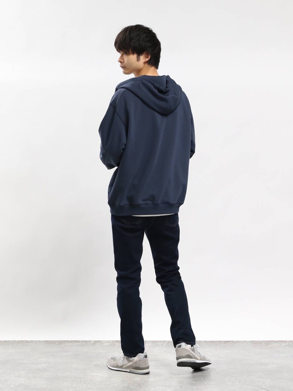 ブルー系のデニムパンツ、ブルー系のパーカー、ブルー系のTシャツ/カットソーを着用したメンズの冬コーディネートの3枚目の写真