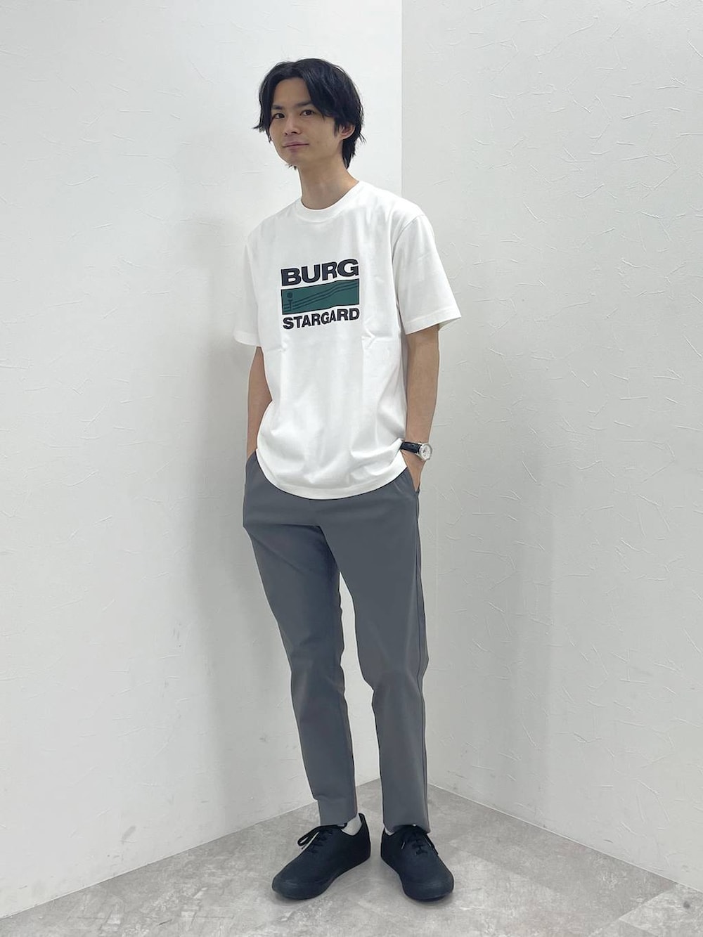 ベージュ系のサンダル、グレー系のその他パンツ、ホワイト系のカーディガン/ボレロを着用したメンズの春コーディネートの5枚目の写真