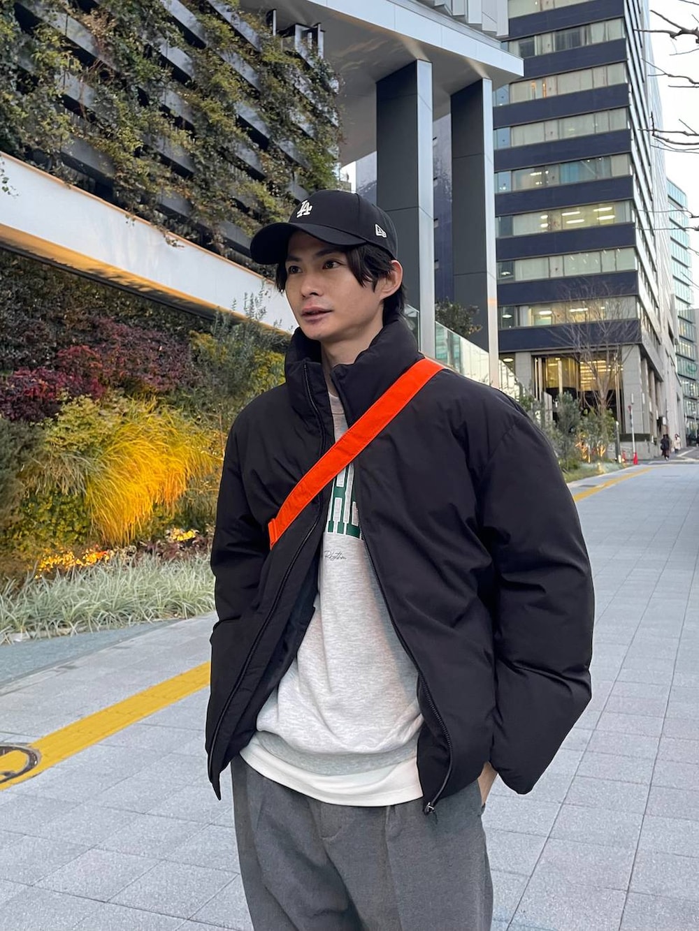 グレー系のその他パンツ、グレー系のスウェット、ブラック系のブルゾンを着用したメンズの冬コーディネートの3枚目の写真