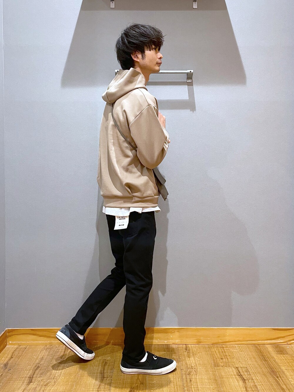 ブラック系のその他パンツ、ホワイト系のTシャツ/カットソー、ベージュ系のパーカーを着用したメンズの春コーディネートの3枚目の写真