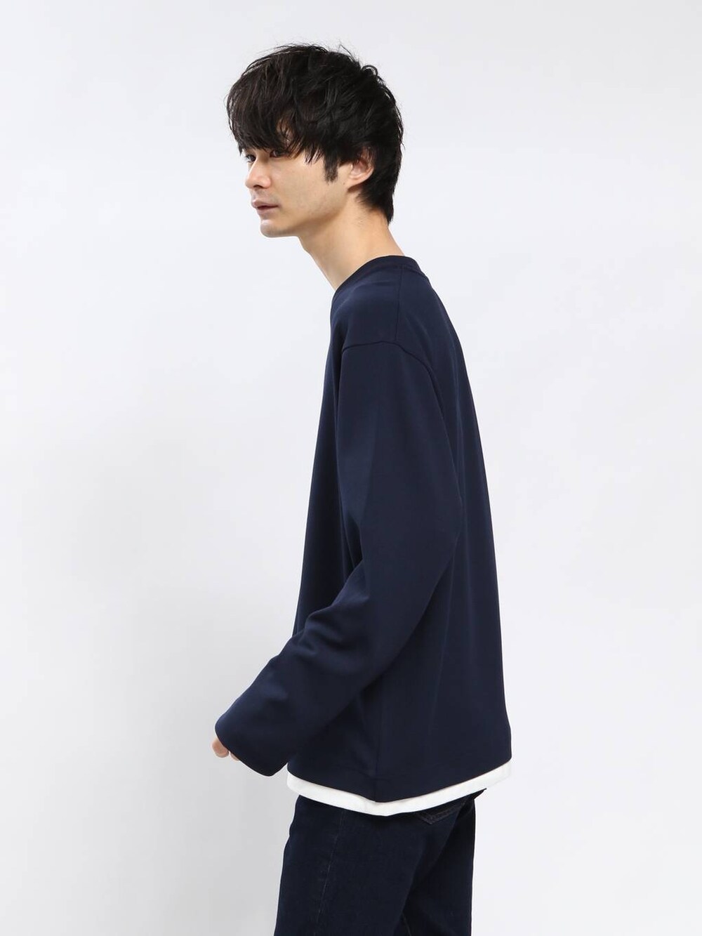 ブルー系のデニムパンツ、ブルー系のTシャツ/カットソーを着用したメンズの春コーディネートの3枚目の写真