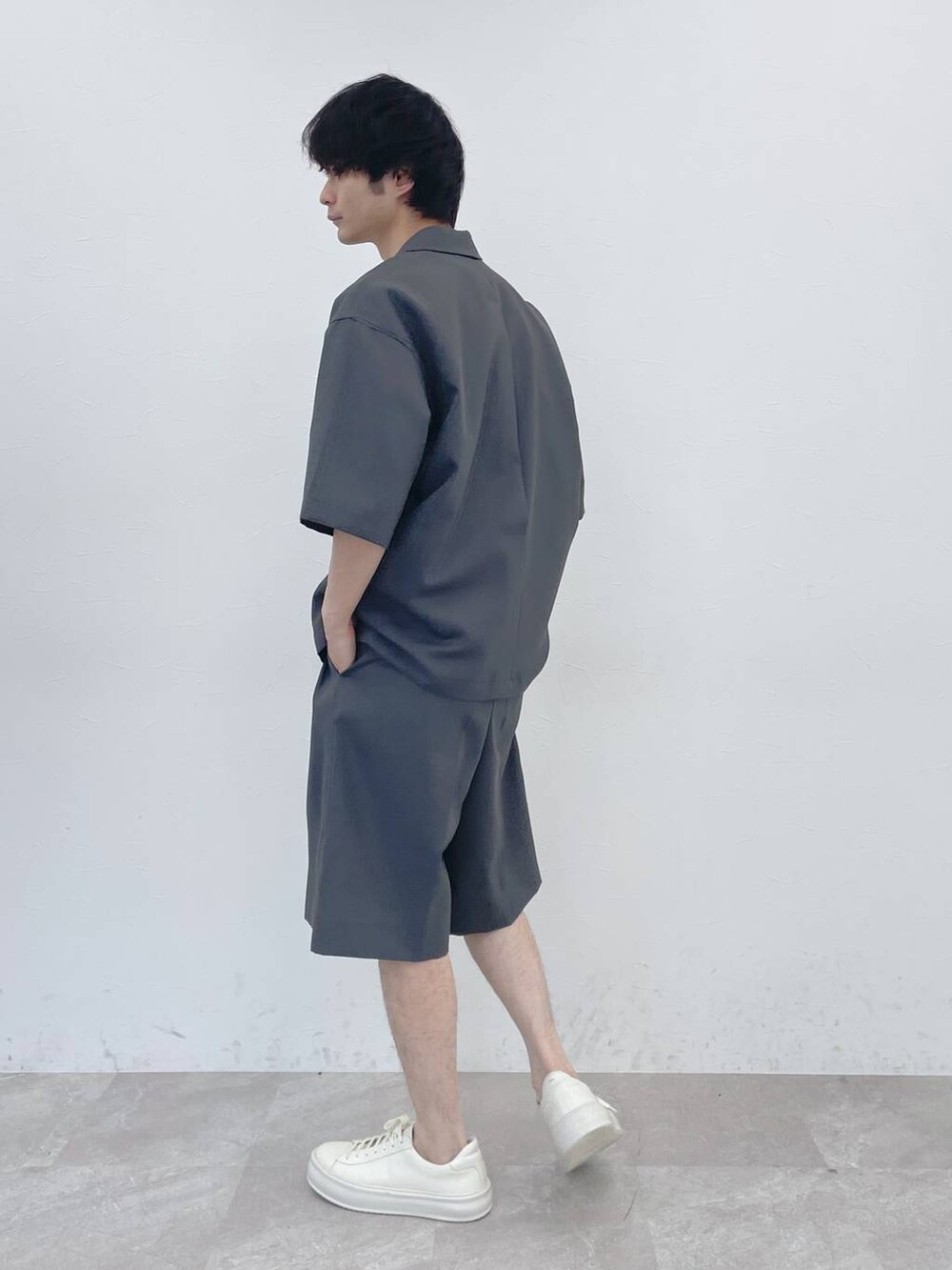 グレー系のその他アウター、グレー系のその他パンツを着用したメンズの冬コーディネートの2枚目の写真