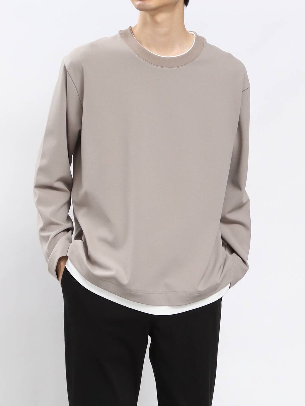 ブラック系のその他パンツ、ベージュ系のTシャツ/カットソー、ブラック系のクラッチバッグを着用したメンズの春コーディネートの3枚目の写真