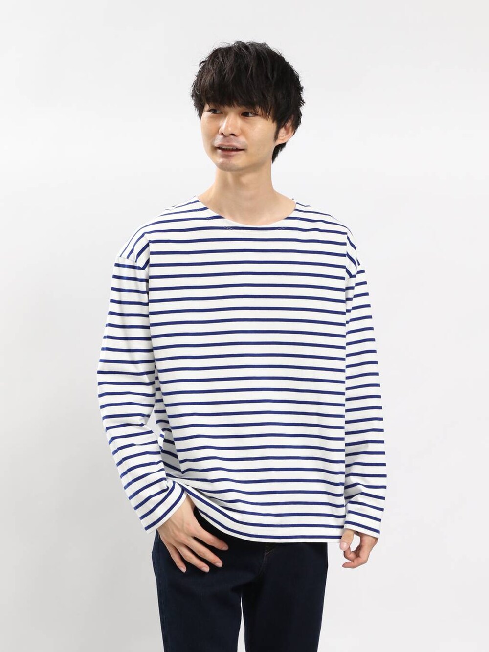 ブルー系のデニムパンツ、ブルー系のパーカー、ブルー系のTシャツ/カットソーを着用したメンズの冬コーディネートの7枚目の写真