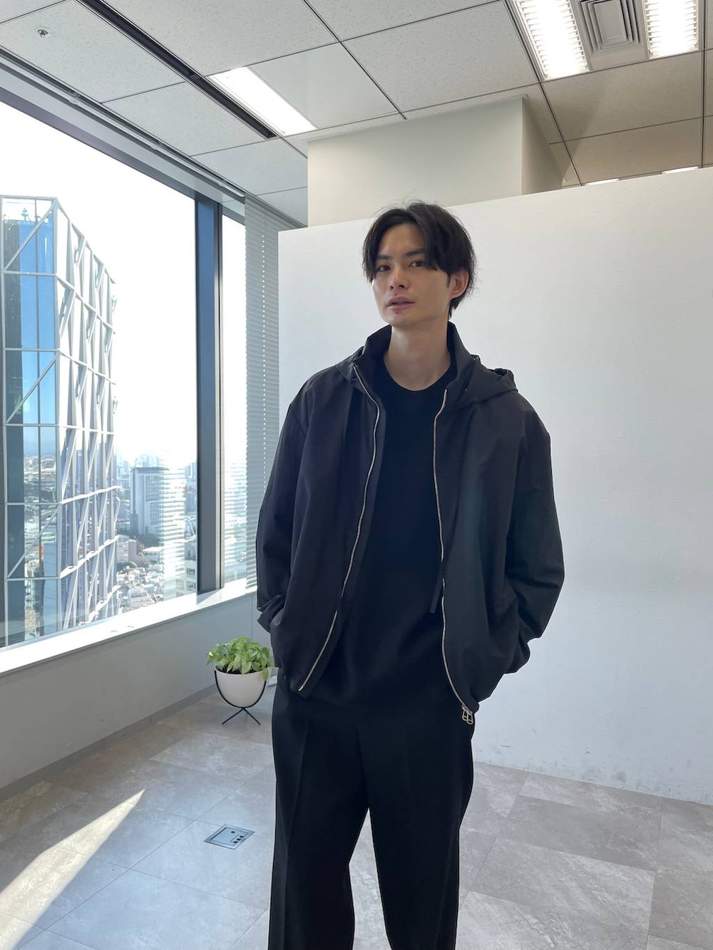 ブラック系のスラックス、ブラック系のブルゾンを着用したメンズの冬コーディネートの2枚目の写真