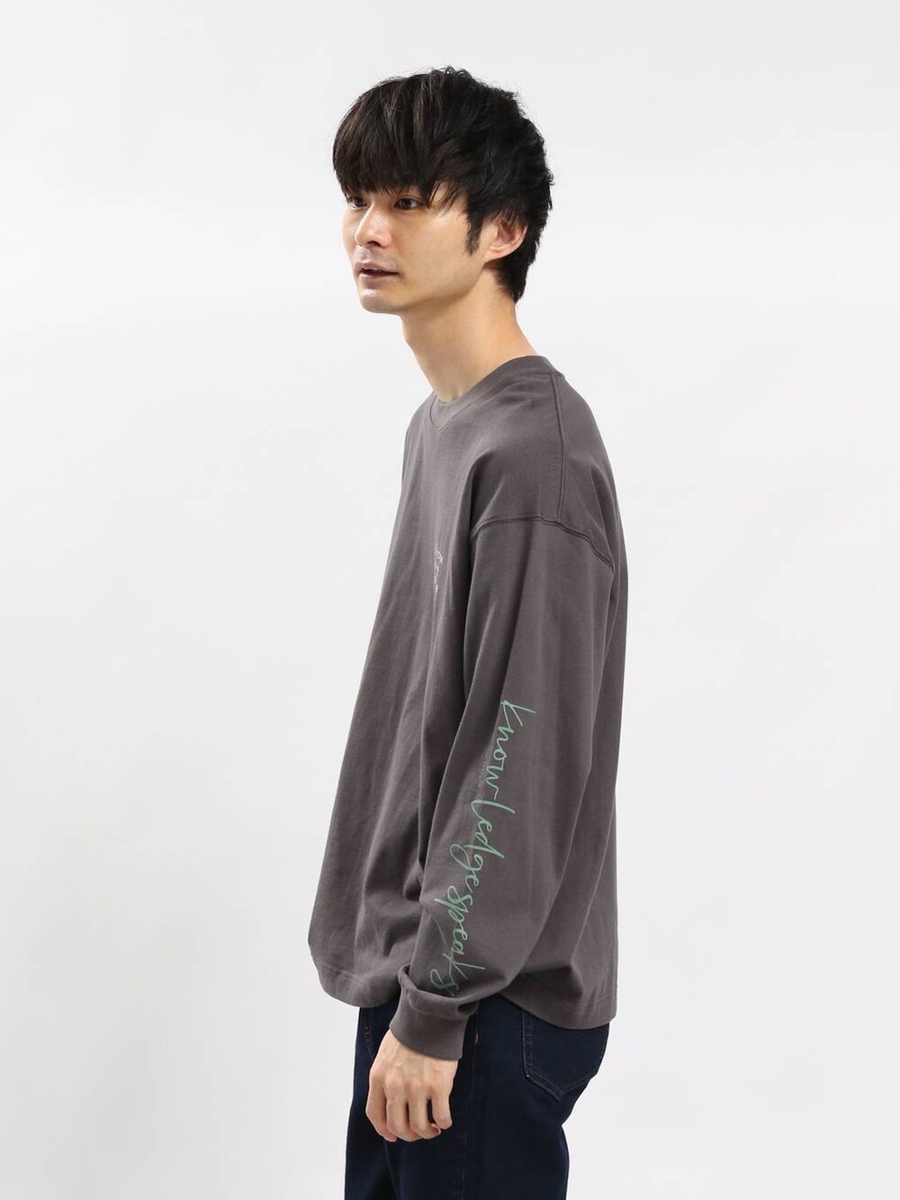 ブルー系のデニムパンツ、グレー系のTシャツ/カットソーを着用したメンズの冬コーディネートの6枚目の写真