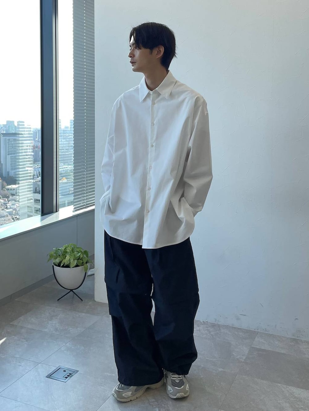 ブラック系のカーゴパンツ、ホワイト系のシャツ/ブラウスを着用したメンズの冬コーディネートの2枚目の写真