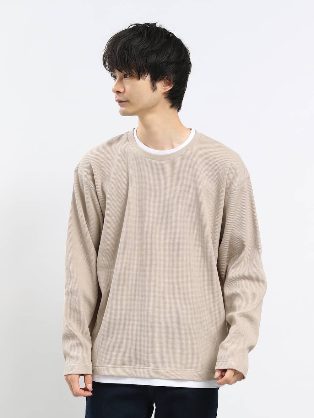 ブルー系のデニムパンツ、ベージュ系のTシャツ/カットソーを着用したメンズの春コーディネートの4枚目の写真