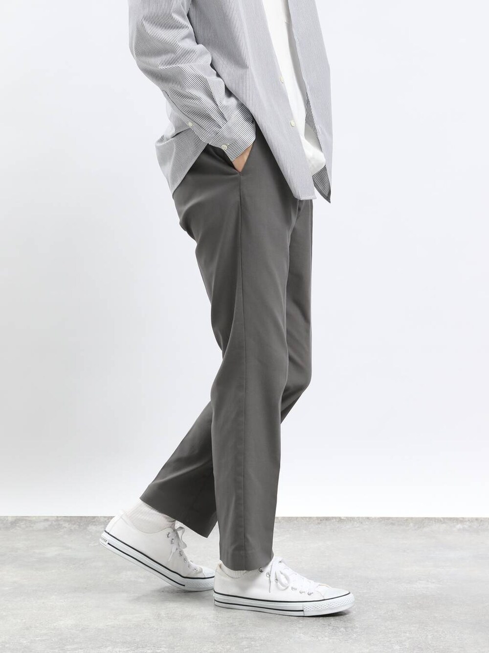 グレー系のシャツ/ブラウス、グレー系のその他パンツを着用したメンズの春コーディネートの4枚目の写真