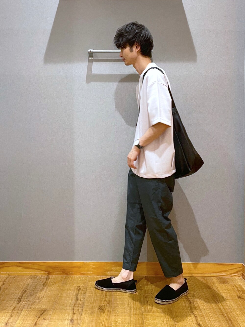 グリーン系のその他パンツ、ブラック系のスリッポン、ホワイト系のTシャツ/カットソーを着用したメンズの夏コーディネートの2枚目の写真