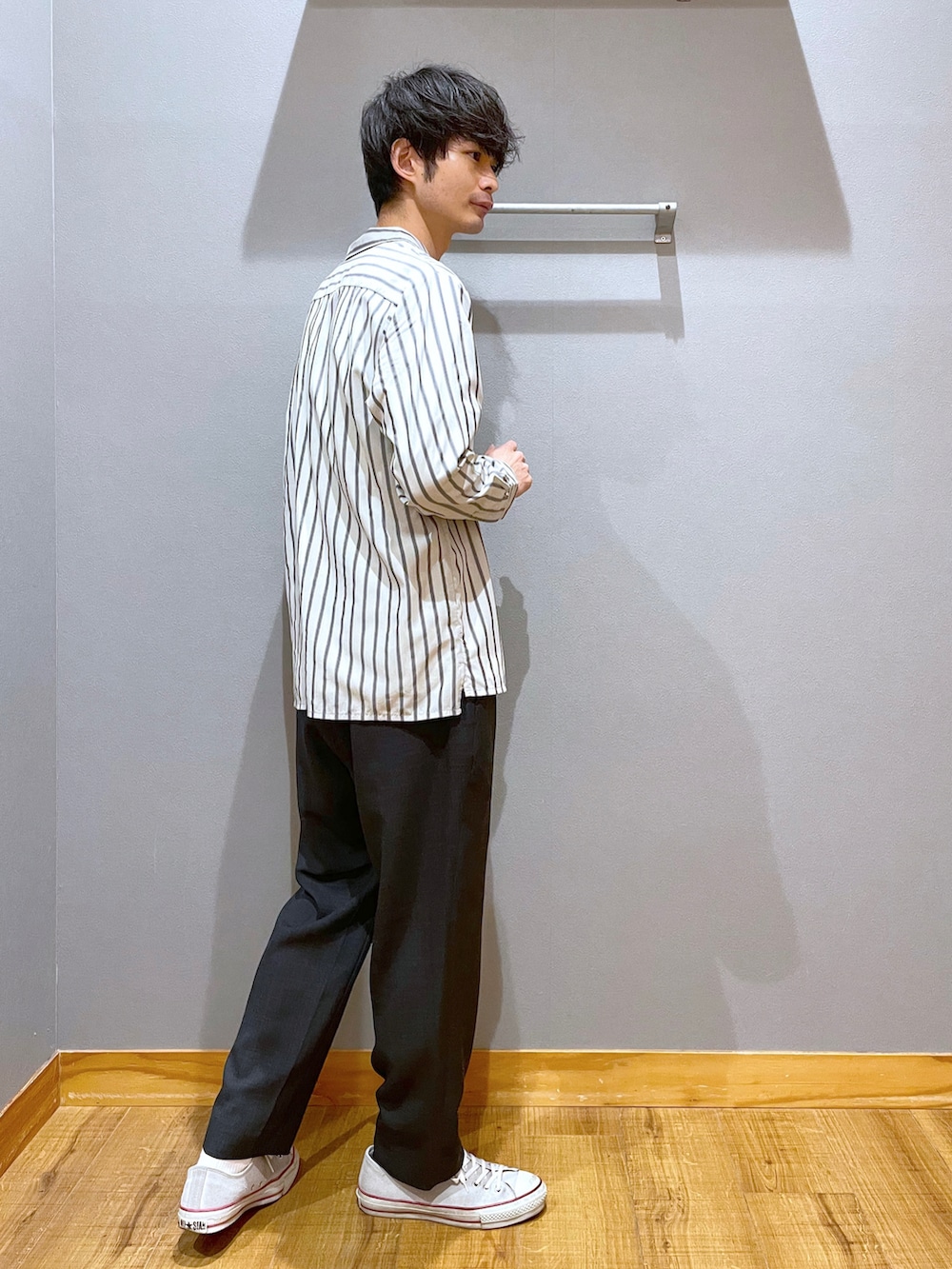 その他のスラックス、グレー系のシャツ/ブラウス、ホワイト系のTシャツ/カットソーを着用したメンズの春コーディネートの3枚目の写真