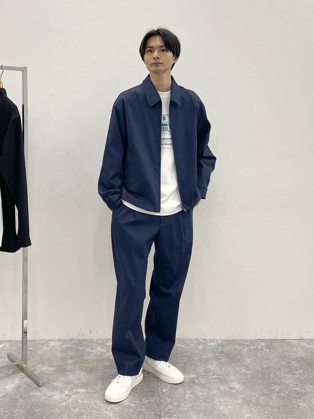 ブルー系のデニムパンツ、ホワイト系のTシャツ/カットソーを着用したメンズの冬コーディネートの2枚目の写真