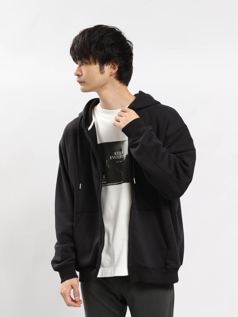 グレー系のその他パンツ、ホワイト系のTシャツ/カットソー、ブラック系のパーカーを着用したメンズの冬コーディネートの3枚目の写真