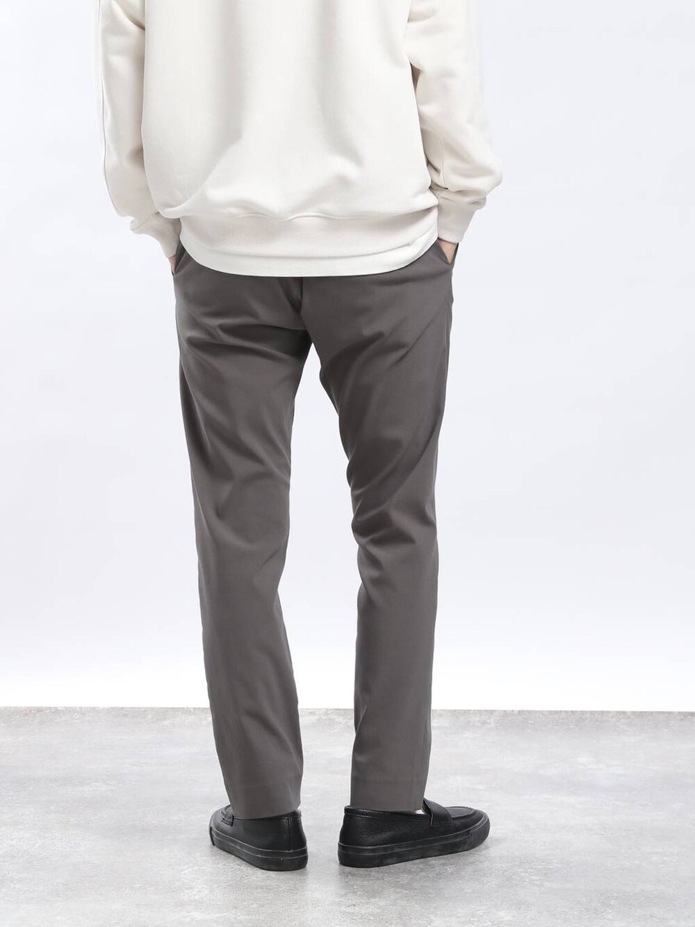 グレー系のその他パンツ、ホワイト系のTシャツ/カットソー、グレー系のショルダーバッグを着用したメンズの春コーディネートの5枚目の写真