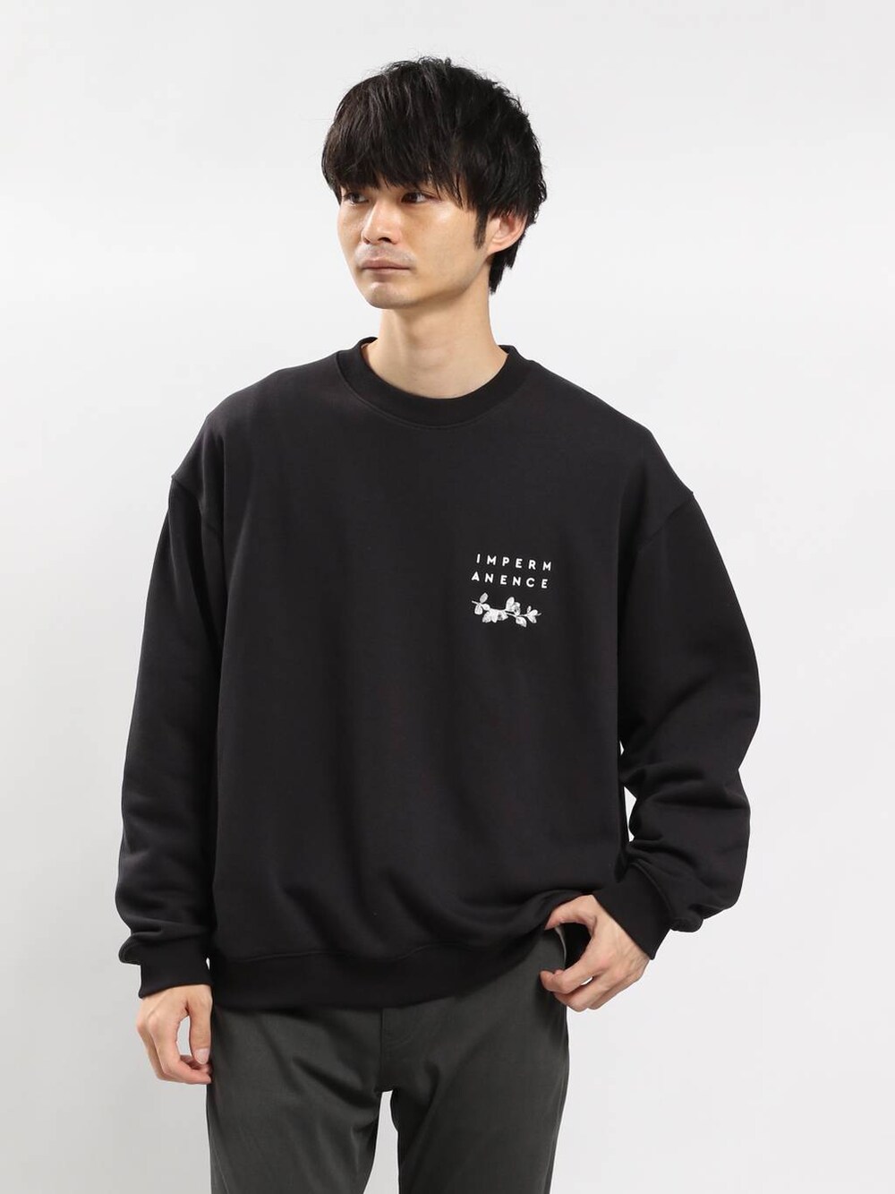 グレー系のその他パンツ、ブラック系のスウェットを着用したメンズの冬コーディネートの3枚目の写真