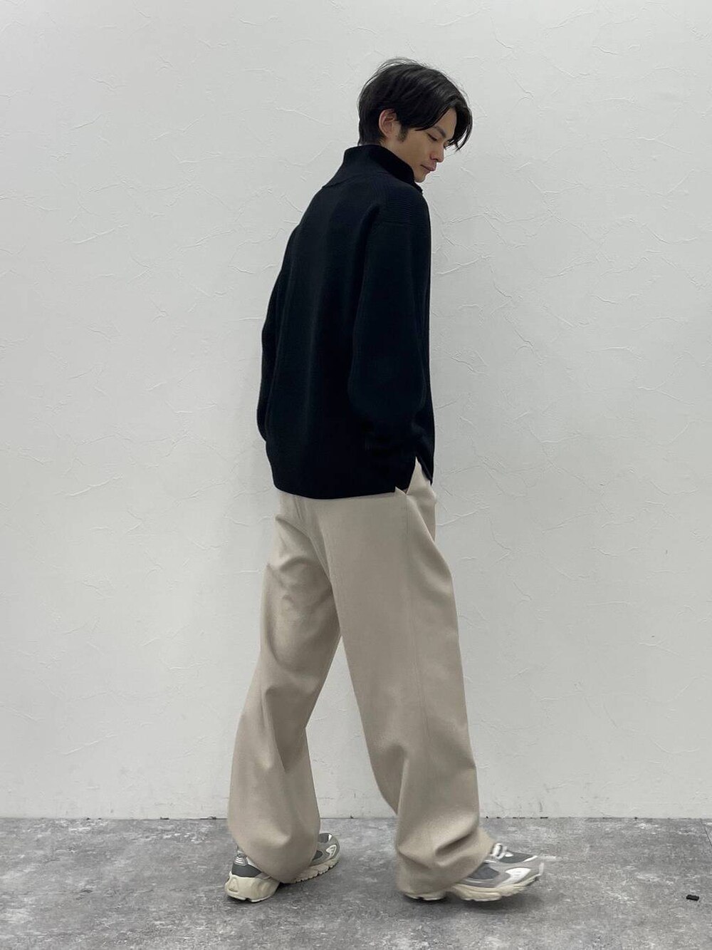 ベージュ系のその他パンツ、ブラック系のカーディガン/ボレロを着用したメンズの秋コーディネートの2枚目の写真