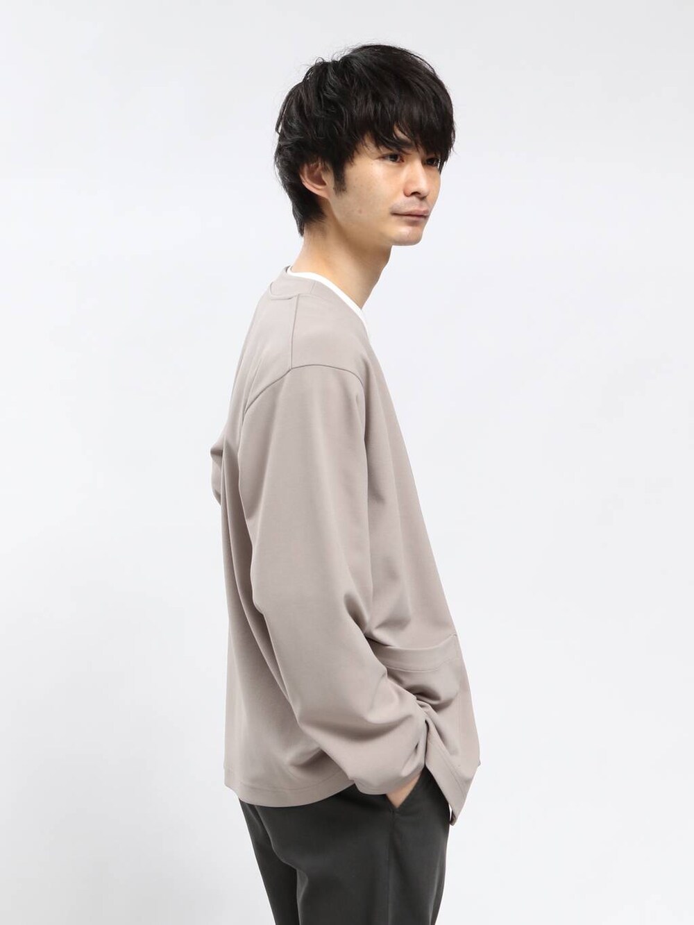 グリーン系のその他パンツ、ベージュ系のカーディガン/ボレロ、ホワイト系のTシャツ/カットソーを着用したメンズの春コーディネートの4枚目の写真