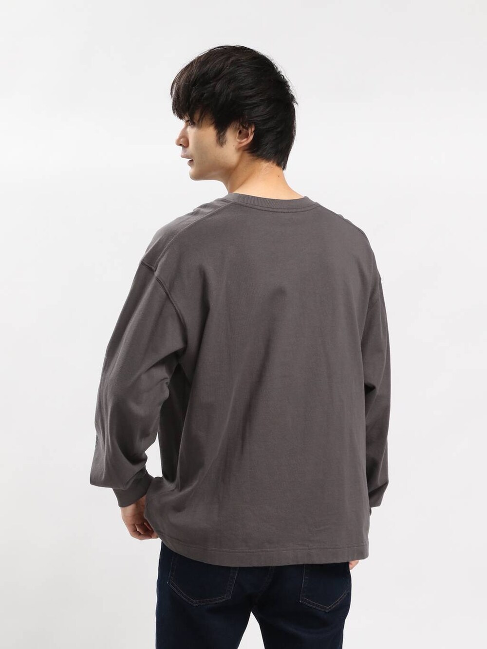 ブルー系のデニムパンツ、グレー系のTシャツ/カットソーを着用したメンズの冬コーディネートの5枚目の写真