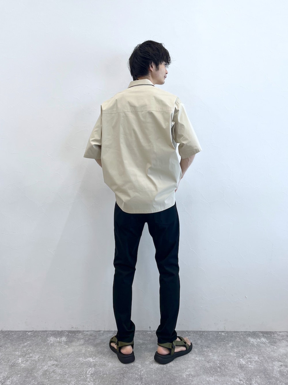 「休日スタイル、カジュアルコーデ、メンズコーデ、オトナカジュアル、Tシャツ、おしゃれさんと繋がりたい、半袖シャツ、シャツスタイル、夏コーデ、30代、スキニーパンツ、サンダルコーデ、休日コーデ、GLOBAL WORK、グローバルワーク(GLOBAL WORK)」｜「GLOBAL WORKのﾓｰｼｮﾝﾃｯｸｽｷﾆｰCOOL/264149（その他パンツ、ブラック系）」を使った、たかひろさん（メンズ・179cm）の夏コーディネートの3枚目の写真
