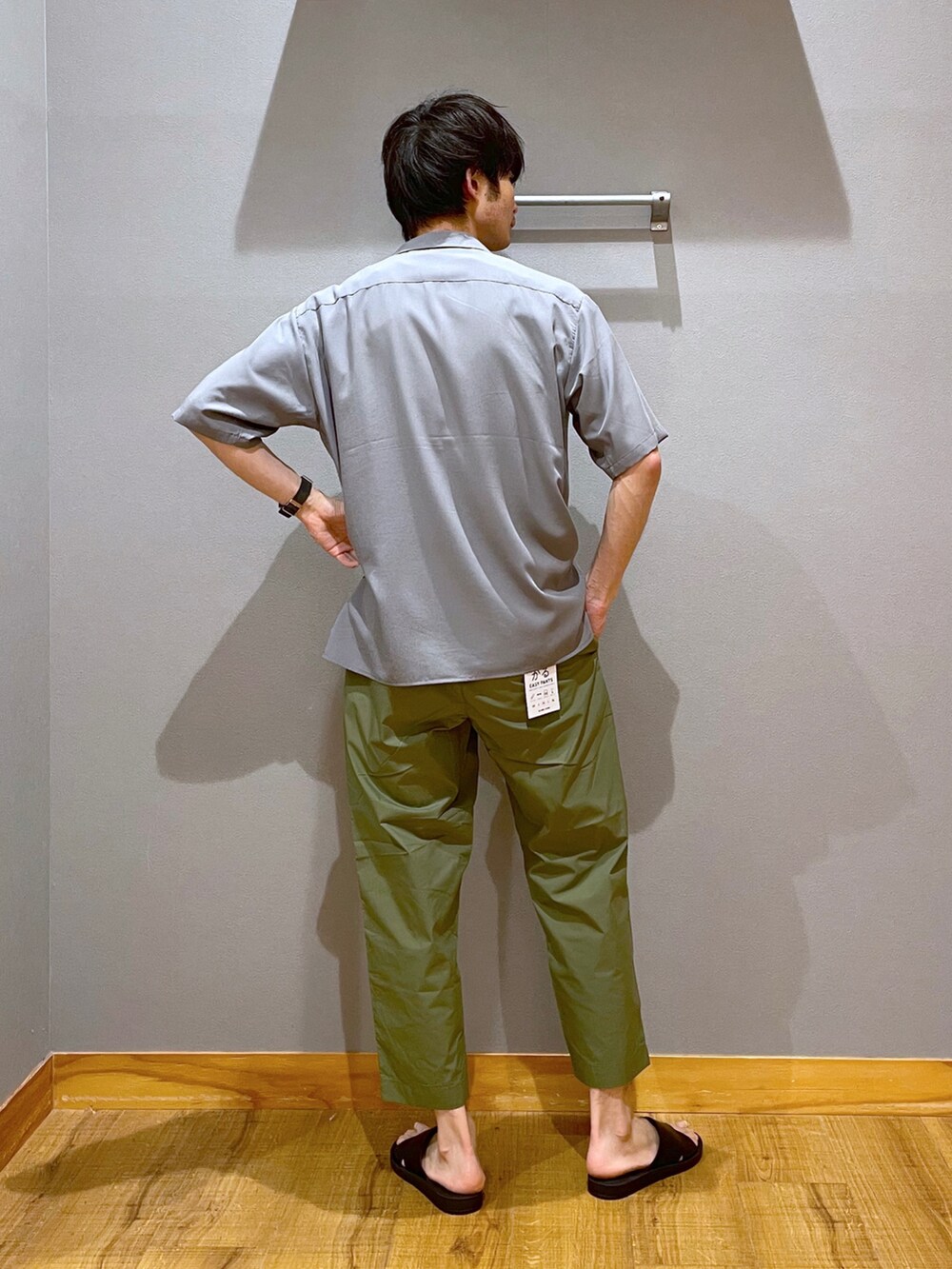 ブラック系のサンダル、グリーン系のその他パンツ、グレー系のシャツ/ブラウスを着用したメンズの春コーディネートの3枚目の写真