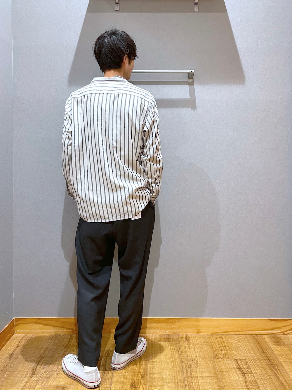 その他のスラックス、グレー系のシャツ/ブラウス、ホワイト系のTシャツ/カットソーを着用したメンズの春コーディネートの4枚目の写真