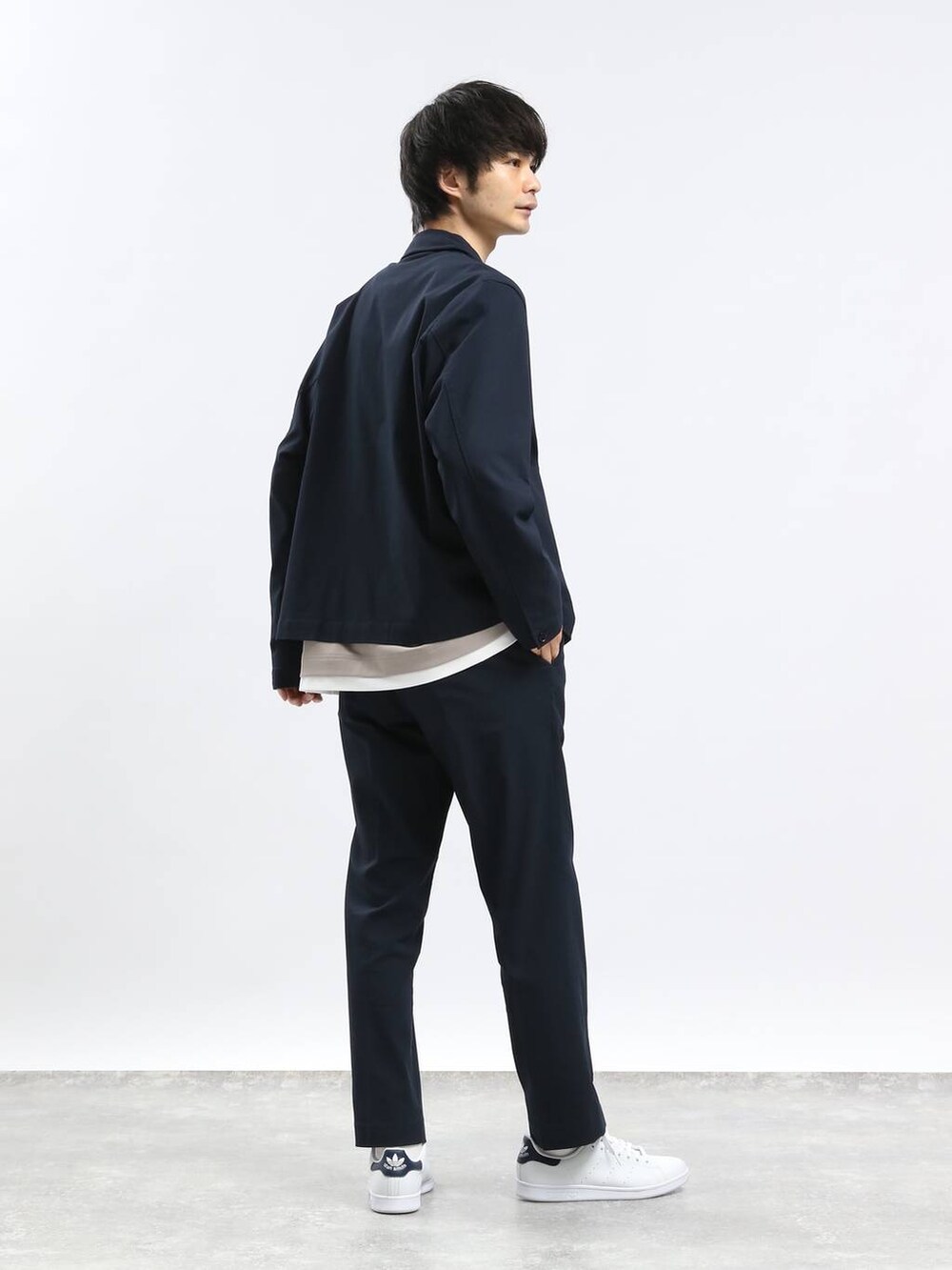 ベージュ系のTシャツ/カットソー、ブルー系のその他パンツ、ブルー系のブルゾンを着用したメンズの春コーディネートの2枚目の写真