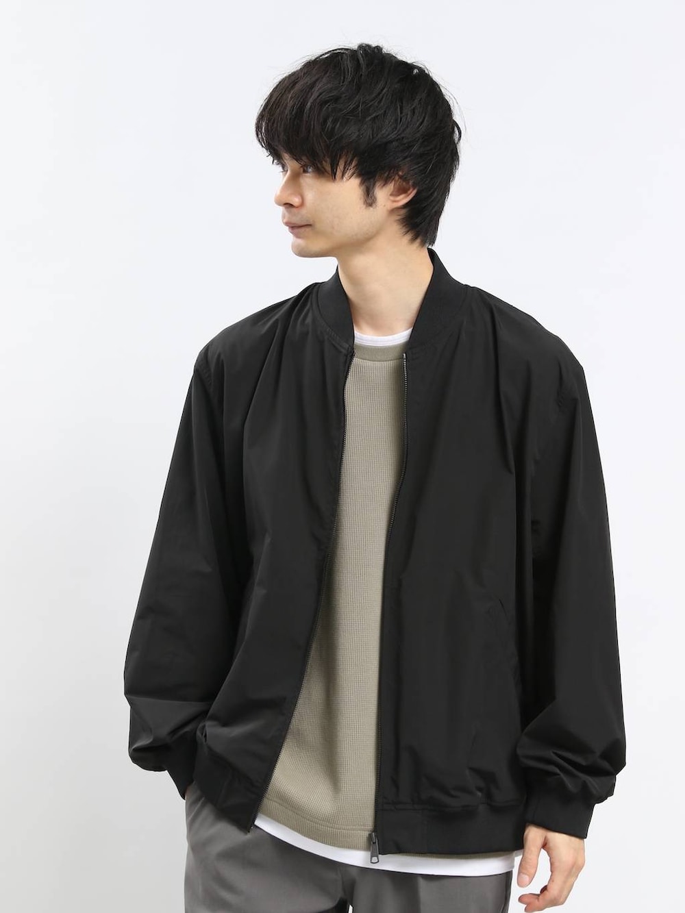 ブラック系のMA-1、グリーン系のTシャツ/カットソー、グレー系のその他パンツを着用したメンズの春コーディネートの3枚目の写真