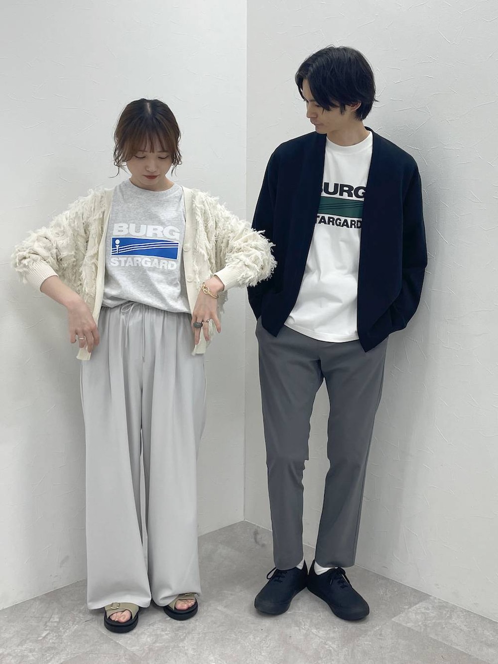 ベージュ系のサンダル、グレー系のその他パンツ、ホワイト系のカーディガン/ボレロを着用したメンズの春コーディネートの3枚目の写真